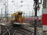 Hering Bahnbau Kirow Multitasker KRC 810 T Gleisbaukran beim bereitstellen eines neuen Schienenstück am 18.02.17 bei Bauarbeiten in Frankfurt am Main Hbf vom Bahnsteig aus fotografiert.