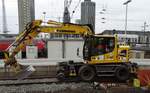 Hering Bahnbau Liebherr 922 Rail Zweiwegebagger am 18.02.17 bei Bauarbeiten in Frankfurt am Main Hbf vom Bahnsteig aus fotografiert. Es war der Bahnsteig offiziell zugänglich da auch andere Fahrgäste auf den Bahnsteig waren.