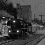 Die Dampflokomotive 50 3648-8 fährt mit einem Sonderzug zurück nach Chemnitz.
