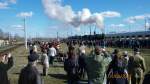Riesiger Menschenauflauf am 1.4.12 im Bahnhof Freiberg, die 18 201 und die 03 1010 fahren mit den zusammengelegten Sonderzgen zurck zum Dampfloktreffen nach Dresden