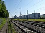 Freiburg, Gleisanlagen sdlich vom Hauptbahnhof, im Hintergrund zu sehen mit dem Hochhaus, Juni 2017