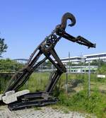 Freiburg, an der ehemaligen Lokhalle des Güterbahnhofes steht die Figur  Der Weichensteller , vom Künstler Peter Zimmermann, gefertigt aus Eisenbahnschrott, Juni 2022