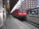 Wegen Lokmangel des BW Freiburg fahren bis auf weiteres 143er auch im RE-Dienst von Offenburg nach Basel.

Hier die 143 350-7 mit einem RE nach Offenburg am 29.01.11 in Freiburg HBF