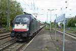 ES 64 U2-070 mit dem EC 6 am 09.05.13 bei der Einfahrt in Freiburg (Breisgau) Hbf.