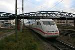 401 516-0 als gut 10 Minuten verspteter ICE 279 von Berlin Ostbahnhof nach Basel SBB am Nachmittag des 14.12.13 beim Verlassen des Freiburger Hauptbahnhofs.