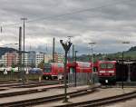 Blick auf die Abstellgruppe und die Waschstraße vor dem BW in Freiburg. Links im Bild, ein alter DR-Steuerwagen und rechts an der Waschstraße, steht die Freiburger 143 972 und wartet drauf, dass ihr Wagenpark gereinigt wird. (Fotostandpunkt ist öffentlich)