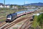 ES 64 U2 mit IC verlsst Freilassing Richtung Mnchen - 25.04.2012