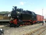 Die anlsslich fr das Schmalspurfest usserlich auf Vordermann gebrachte 99 713 steht mit einem GGw auf dem Bf Freital Hainsberg am 19.Juli 2009