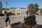 23.10.2011, Freital-Potschappel, Bahnhofsvorplatz mit Bahnhofsgebude - Kurzfassung Geschichte Brunnen: Rotkopf Grg spielt fr die Zwerge im Windberg (Freitaler Hausberg), als Belohnung bekommt er