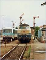 Auch in Friedrichshafen gab es vor nicht all zu langer Zeit noch Formsignale wie dieses Bild von 1995 zeigt: Während der VT 628 337-8 Richtung Hafenbahnhof fährt, rangiert die im IR Verkehr