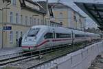 Überraschung im Friedrichshafener Stadtbahnhof (|) - ICE 9204 mit Triebzug 6812 204-4 am 29.03.2023 nach der Einfahrt aus Richtung Lindau und vor einem Fahrtrichtungswechsel Richtung Ulm.