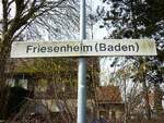 altes Stationsschild Friesenheim (Baden), aufgenommen am 07.03.2013, Diese Schilder wurden im November 2013 gegen die neuen dunkelblauen ersetzt.