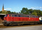 Leihlok 218 307 vor der oberen Stadtkirche in Fröndenberg am 16.09.1990.