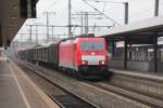 186 335 wartet mit einen gemischten Güterzug am Haken auf die Weiterfahrt.Fulda 10.11.2012.