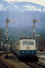 Als 111 003-0 im Dezember 1978 in Garmisch-Partenkirchen einfährt, stehen dort noch die alten Formsignale.