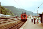 Museumszug 465 006-5 (Stuttgarter Vorortzüge der DB-Baureihe 465) fährt in den berühmten Bahnhof Geislingen Steige ein (26.06.1983)