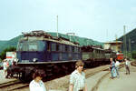 Veranstaltung zu Ehren der Geislinger Steige vor dem Stellwerk Geislingen mit Ellok 118 050-4 und weiteren Elokomotiven (26.06.1983)