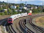 DB Fernverkehr 245 025 TRAXX DE ME ( 9280 1245 025-2 D-DB ) mit dem IC nach Kassel bei der Ausfahrt vom Gera HBF am 28.9.2020.