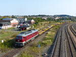 Salzland Rail Service, Ludmilla  232 088-5 ( 9280 1232 088-5 D-SLRS ) zieht am 26.9.2021 10 leere Schotterwagen ins Netz von Gera.