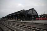 7.10.2010 18:18 Blick auf die Bahnsteighalle der Gleise 3-6 des Geraer Hauptbahnhofs in den Abendstunden mit Beleuchtung.