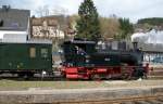 In der 4. Klasse durch die Eifel.....

jedenfalls ein kleines Stck. An diesem Ostermontag 2010 waren die Lok Waldbrl und die Lok Merzig als Zug- bzw. Schublok in der Sandwich Anordung am Pendelzug zwischen Gerolstein Bf, und Gerolstein Bw unterwegs.
Hier Lok Merzig von Henschel, ehemalige Werklok 26 der Saarbergwerke.
Der Museums-Eisenbahn-Club Losheim hatte die Ehe mit dieser Lok zum Gelingen des Dampfspektakels beitragen zu drfen.
Bahnhof Gerolstein 05.04.2010