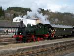 In der 4. Klasse durch die Eifel..... jedenfalls ein kleines Stck. An diesem Ostermontag 2010 waren die Lok Waldbrl und die Lok Merzig als Zug- bzw. Schublok in der Sandwich Anordung am Pendelzug zwischen Gerolstein Bf, und Gerolstein Bw unterwegs. Hier Lok Waldbrl aus der Lokfabrik Jung Baujahr 1914. So trugen auch die Museumseisenbahner aus Dieringhausen zum Gelingen des Dampfspektakels bei.
05.04.2010 Bahnhof Gerolstein