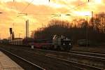 RBH 805 mit der Sonnend�mmerung im Hintergrund in Gladbeck West, Januar 2014.