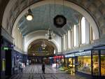 Bahnhof Grlitz, Eingangshalle mit dem 13,4 m hohen Tonnengewlbe; die achteckige Uhr im alten Stil wurde bei denkmalpflegerischen Arbeiten 1985 angebracht als Ersatz fr die 1958 verschrottete; 15.06.2011
