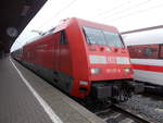 Hier steht ein Intercity mit einer Lok der Baureihe 101 im Bahnhof von Göttingen im Juni 2018.