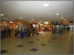 Ladenpassage im Tunnel zu den Gleisen im Bahnhof von Gttingen, aufgenommen am 23.03.2008. Als ich noch in Gttingen lebte - und auch noch die ersten Jahre danach - gab es hier keine Lden, nur eine bunt angemalte Blechverkleidung an den Wnden des deutlich engeren Tunnels, und von der Decke brckelte regelmig wegen Feuchtigkeit der Putz herunter. Im Vorfeld der Expo 2000 in Hannover wurden die Empfangshalle sowie der Tunnel grndlich renoviert.