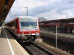 Ein 628/928-Triebzug mit 928 550 hlt in Gttingen an einem Bahnsteig, der hauptschlich fr den Fernverkehr mit ICE- und IC-Zgen vorgesehen ist.