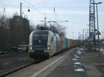 ES 64 U2-035 der WLB (Khne + Nagel) durchfhrt am 23. Mrz 2013 mit einem Containerzug den Bahnhof Gttingen Richtung Gterbahnhof.