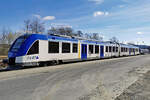 Der iLINT 554 105 hat am 04.04.2023 Pause im Bahnhof Grävenwiesbach, im HIntergrund sind 2 weitere Triebzüge dieser Baureihe abgestellt. Nach 2 x 2 Wochen Betriebsruhe Anfang des Jahres kann man den Re-Start noch nicht als gelungen bezeichnen. Das ist auch dem RMV bewusst und lässt auch im April einen stündlich verkehrenden Ersatzbus fahren, der etwaige, kurzfristig eintretende Ausfälle kompensieren soll. Die 10 Triebzüge der Startphase sind nunmehr wohl alle betriebsbereit, aber wegen der immer noch fehlenden Reichweite (250 statt 400 km) hakelt es dann doch noch merklich. Aus diesem Grund soll nun auch in Grävenwiesbach eine Wasserstofftankstelle gebaut werden, ich bin gespannt, wie dann der Wasserstoff dahin transportiert wird. Auch die elektronische Information der Fahrgäste ist nicht besser geworden, so ist das eben, wenn man eine gründliche Testphase durch das unprofessionelle Geschwätz von unkundigen Politikern und Managern ersetzt.  