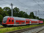 Der von 143 193-1 geschobene RE7 ist hier im August 2021 bei der Ankunft am Bahnhof Greifswald zu sehen.