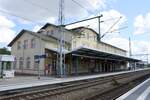 GREIFSWALD (Landkreis Vorpommern-Greifswald), 04.07.2025, Blick vom Bahnsteig auf das Bahnhofsgebäude