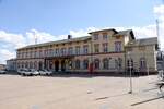 GREIFSWALD (Landkreis Vorpommern-Greifswald), 04.07.2025, Blick vom Bahnhofsvorplatz auf das Bahnhofsgebäude