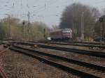 RB 38 verlässt den Bahnhof Grevenbroich in Richtung Neuss und überquert gerade den Bahnübergang Blumenstraße.