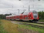 445 002 als RE Stralsund-Berlin Südkreuz wartete,am 31.Juli 2023,in Grimmen, an der Ausfahrt Richtung Neubrandenburg,auf den Gegenzug. 