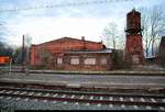 Blick auf ein altes, nicht mehr genutztes Bahngebäude neben dem Wasserturm im Bahnhof Großkorbetha - beispielhaft für einige andere marode Anlagen im Bahnhofsbereich.