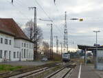 Der ehemalige Bahnsteig mit einem Teil vom Bahnhofsgebäude und der Bahnsteig 2, am 26.11.2021 in Großkorbetha.