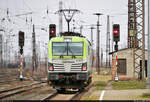 193 895-0 (Siemens Vectron) rangiert im Bahnhof Großkorbetha auf Gleis 9 und wartet am Signal auf Weiterfahrt.