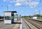 Blick auf die Bahnsteige und auf Gleis 6 in Großkorbetha.