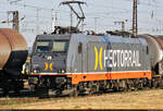 185 571-7 (241.014  Ackbar ) rangiert mit Kesselwagen im Bahnhof Großkorbetha.
Tele-Aufnahme von Bahnsteig 6/7.

🧰 Hector Rail GmbH (Hector Rail AB)
🕓 13.8.2022 | 8:49 Uhr