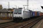 185 672-3 von Railpool, ist im Auftrag von EVB, mit einem Containerzug auf der Duchfahrt durch den Bhf. Grokorbetha, Richtung Norden, 04.11.2010.