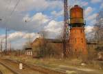 Der alte Wasserturm und Weichenreste vom frheren Verbindungsgleis zur Drehscheibe, am 20.02.2014 in Grokorbetha.