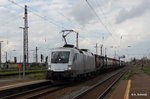 Die silberne 182 601 zieht den Bertchi-Zug.