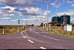 Blick auf den Bahnübergang (Bü) Bahnhofstraße in Güterglück.
Diese Anlagen der Bauart Hs 64b von WSSB, bei denen die Andreaskreuze ein integriertes Blinklicht besitzen, werden immer seltener, da sie wegen baulicher Vorschriften eigentlich nicht mehr betrieben werden dürfen.

🚩 Bahnstrecke Biederitz–Trebnitz (KBS 254)
🕓 23.8.2020 | 15:38 Uhr