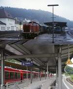 Als 212 285-1 an einem Spätherbsttag 1978 auf die Ausfahrt in Richtung Marienheide wartet, präsentiert sich der Bahnhof Gummersbach noch in seiner ursprünglichen Form, davon ist am 04.08.2021 nichts mehr zu sehen. Die umfangreichen Gleisanlagen sind verschwunden und das Bahnhofsgebäude wurde 2012 abgerissen. Heute ist der Bahnhof barrierefrei und direkt neben den Gleisen befindet sich der Busbahnhof (von dem auf dem Bild nur die Überdachung zu sehen ist). Anhaltpunkte für die Vergleichsaufnahme waren das Gebäude am Hang und die Gleiskurve rechts. Hiervon habe ich bereits ein Vergleichsbild mit der Situation 2008 gezeigt (http://www.bahnbilder.de/bild/deutschland~dieselloks--92-80-~br-1-212-db-v-10020-mak-v-100/997324/einst-und-jetzt-im-bergischen-land.html), damals war Gleis 1 noch ein Stumpfgleis. Mit der Wiederinbetriebnahme der Strecke nach Meinerzhagen wurde es wieder angeschlossen, um Zugkreuzungen zu ermöglichen. 