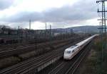 Der ICE 926 nach Kiel, hat den Hagener Hbf verlassen und versucht
mit seinen 13 Wagen in Schwung zu kommen.
Aufnahme Januar 2005