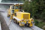 In Hagenow arbeitet sich die Schotterplaniermaschine SSP 110 SWB der Gleisbau-Busching-Wagner GmbH unter der Brcke durch. 08.09.2010